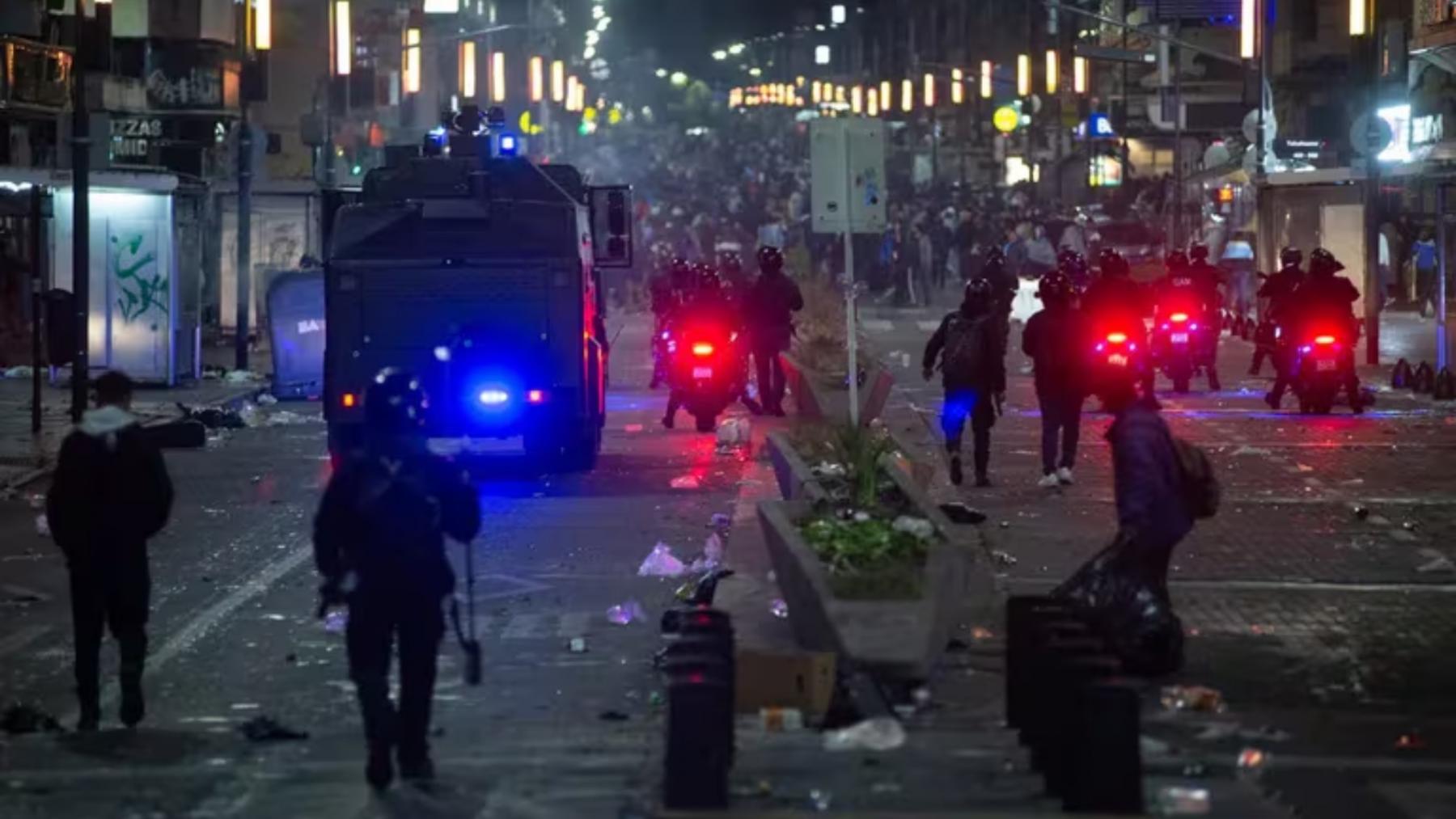 Corridas, contenedores de basura quemados y violencia en el Obelisco durante los festejos de Argentina bicampeón de América